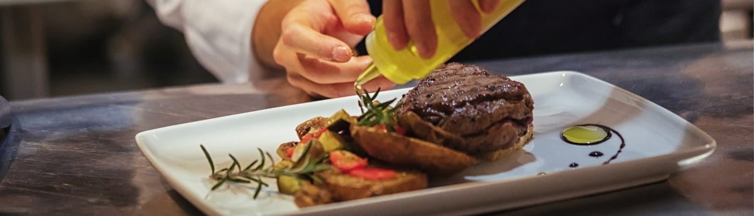 xr:d:DAF4YoiEgPk:4,j:2213933055445808631,t:23122918 A Romantic Meal & Exquisite Winter Getaway in Traverse City 1